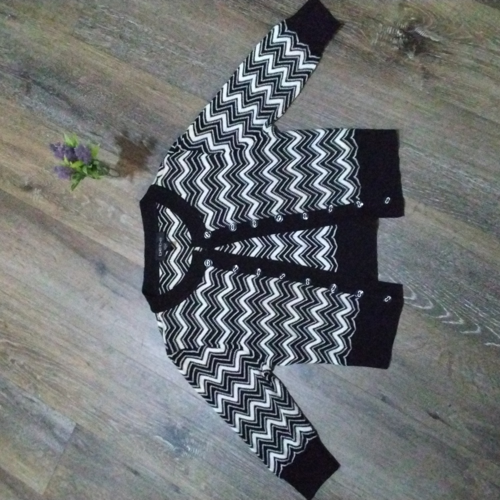 NWOT: BEBE; CHEVRON BLACK & WHITE, SINGLE CLASP OPEN, KNIT CARDIGAN SWEATER